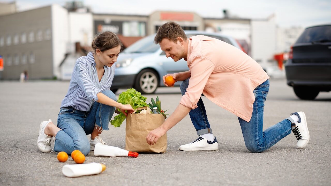Couple dropped the package on supermarket parking