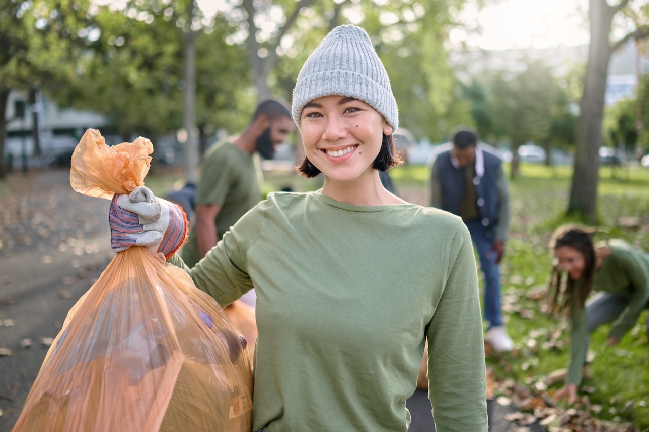 woman helping with some acts of kindness